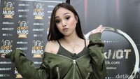 Meski begitu, ia tetap terlihat cantik.