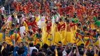 Tak melulu melempar bubuk warna-warni, festival ini juga semakin dimeriahkan oleh beberapa tarian yang khas. REUTERS/Rupak De Chowdhuri.