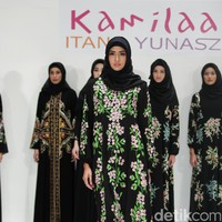 Koleksi Kamilaa by Itang Yunasz yang mengangkat tema Belanga Wastra di Pusat Grosir Blok B Tanah Abang. Jakarta. [Foto: Mohammad Abduh/Wolipop]