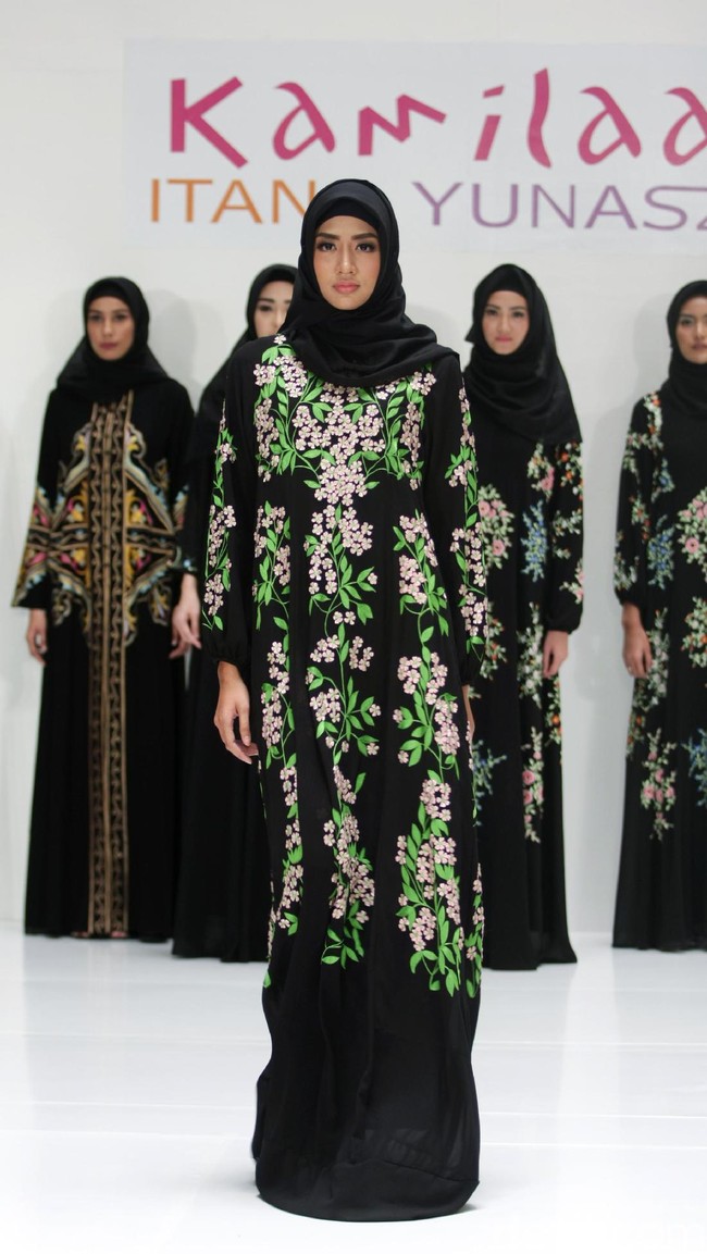 Koleksi Kamilaa by Itang Yunasz yang mengangkat tema Belanga Wastra di Pusat Grosir Blok B Tanah Abang. Jakarta. [Foto: Mohammad Abduh/Wolipop]