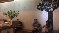  Pigeonhole Coffee ada di ShopHaus Menteng. Coffe shop mungil ini menyediakan ragam minuman kopi nan nikmat.