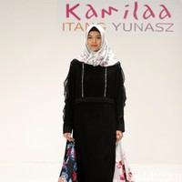 Koleksi Kamilaa by Itang Yunasz yang mengangkat tema Belanga Wastra di Pusat Grosir Blok B Tanah Abang. Jakarta. [Foto: Mohammad Abduh/Wolipop]