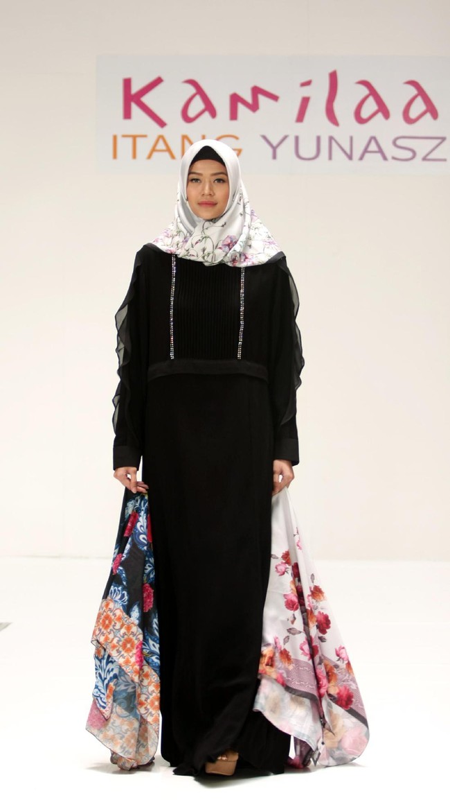 Koleksi Kamilaa by Itang Yunasz yang mengangkat tema Belanga Wastra di Pusat Grosir Blok B Tanah Abang. Jakarta. [Foto: Mohammad Abduh/Wolipop]