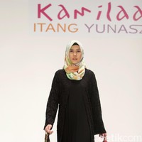 Koleksi Kamilaa by Itang Yunasz yang mengangkat tema Belanga Wastra di Pusat Grosir Blok B Tanah Abang. Jakarta. [Foto: Mohammad Abduh/Wolipop]