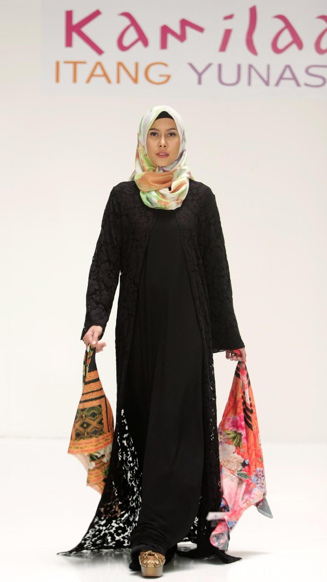 Koleksi Kamilaa by Itang Yunasz yang mengangkat tema Belanga Wastra di Pusat Grosir Blok B Tanah Abang. Jakarta. [Foto: Mohammad Abduh/Wolipop]