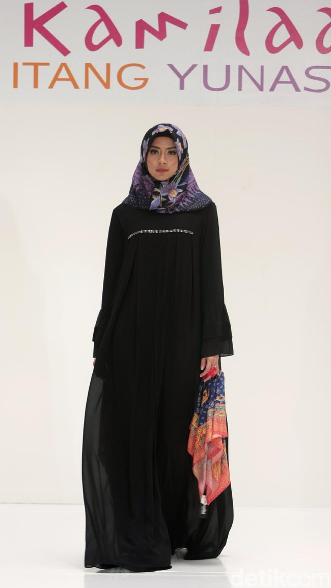 Koleksi Kamilaa by Itang Yunasz yang mengangkat tema Belanga Wastra di Pusat Grosir Blok B Tanah Abang. Jakarta. [Foto: Mohammad Abduh/Wolipop]