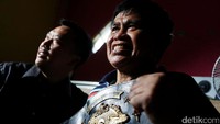 Tak lupa, Elly pun menunjukkan sabuk juara yang pernah diraihnya.