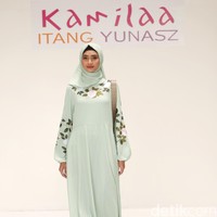 Koleksi Kamilaa by Itang Yunasz yang mengangkat tema Belanga Wastra di Pusat Grosir Blok B Tanah Abang. Jakarta. [Foto: Mohammad Abduh/Wolipop]