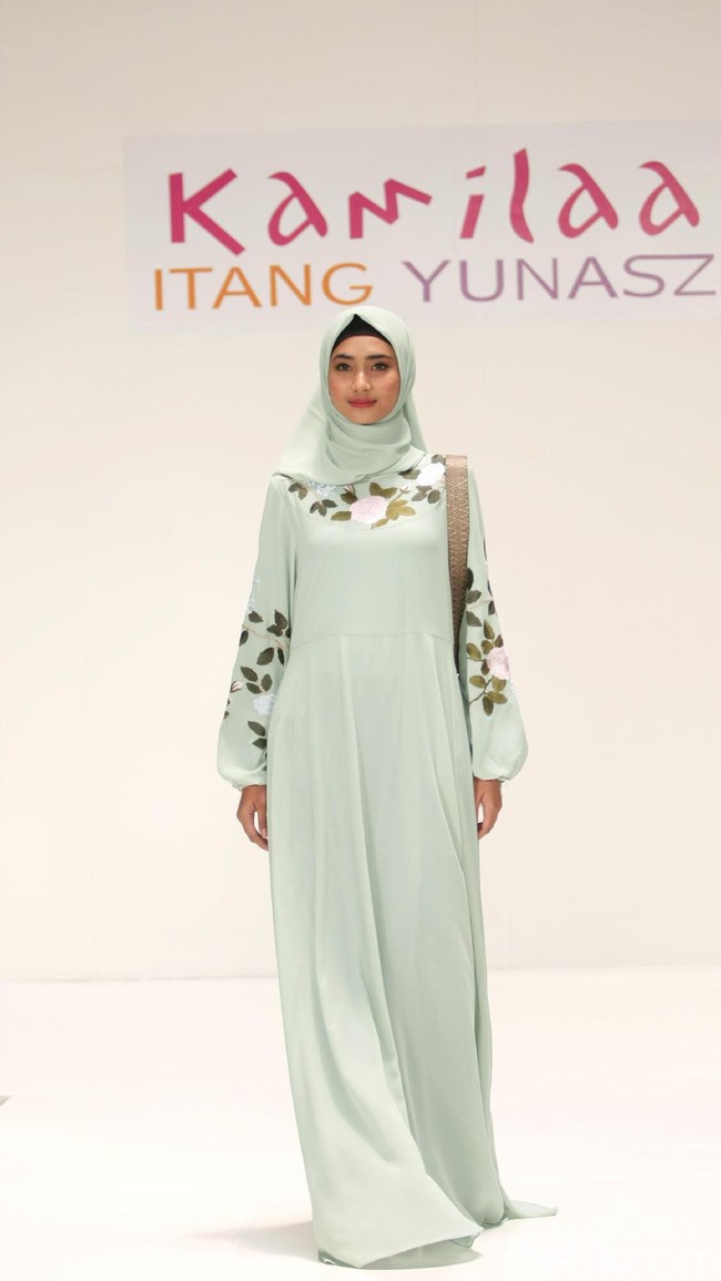 Koleksi Kamilaa by Itang Yunasz yang mengangkat tema Belanga Wastra di Pusat Grosir Blok B Tanah Abang. Jakarta. [Foto: Mohammad Abduh/Wolipop]