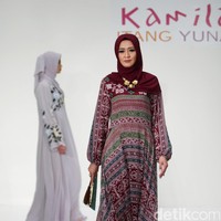 Koleksi Kamilaa by Itang Yunasz yang mengangkat tema Belanga Wastra di Pusat Grosir Blok B Tanah Abang. Jakarta. [Foto: Mohammad Abduh/Wolipop]