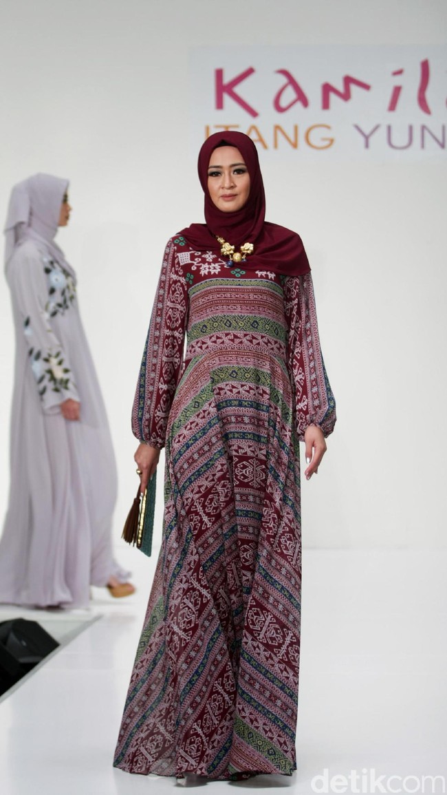 Koleksi Kamilaa by Itang Yunasz yang mengangkat tema Belanga Wastra di Pusat Grosir Blok B Tanah Abang. Jakarta. [Foto: Mohammad Abduh/Wolipop]