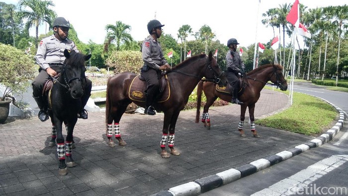 Polisi Berkuda Patroli di Sekitar Hotel Raja Salman