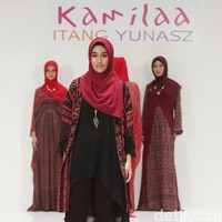 Koleksi Kamilaa by Itang Yunasz yang mengangkat tema Belanga Wastra di Pusat Grosir Blok B Tanah Abang. Jakarta. [Foto: Mohammad Abduh/Wolipop]