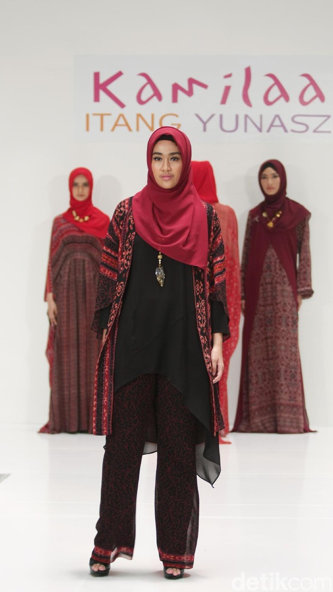 Koleksi Kamilaa by Itang Yunasz yang mengangkat tema Belanga Wastra di Pusat Grosir Blok B Tanah Abang. Jakarta. [Foto: Mohammad Abduh/Wolipop]