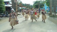 Ini adalah arak-arakan Suling Tambur khas Papua. Alat musiknya berupa gendang dan suling bambu (Bonauli/detikTravel)