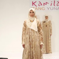 Koleksi Kamilaa by Itang Yunasz yang mengangkat tema Belanga Wastra di Pusat Grosir Blok B Tanah Abang. Jakarta. [Foto: Mohammad Abduh/Wolipop]