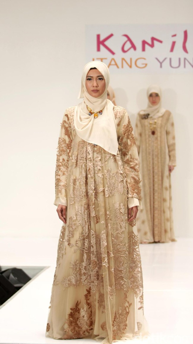 Koleksi Kamilaa by Itang Yunasz yang mengangkat tema Belanga Wastra di Pusat Grosir Blok B Tanah Abang. Jakarta. [Foto: Mohammad Abduh/Wolipop]