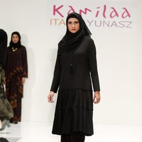 Koleksi Kamilaa by Itang Yunasz yang mengangkat tema Belanga Wastra di Pusat Grosir Blok B Tanah Abang. Jakarta. [Foto: Mohammad Abduh/Wolipop]