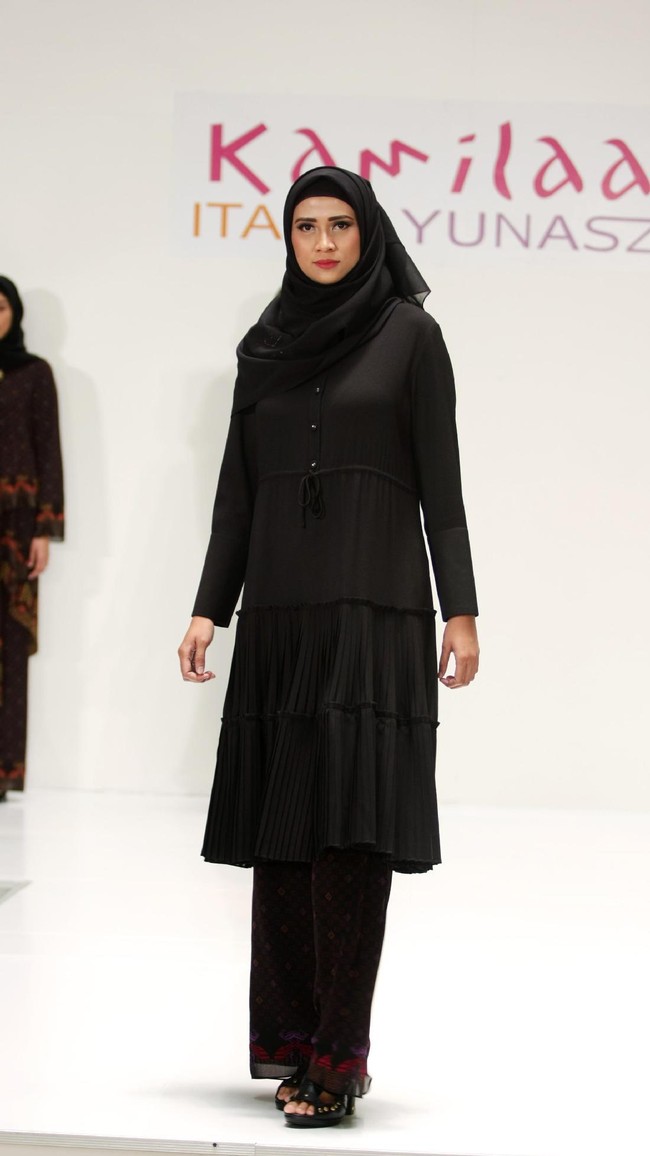 Koleksi Kamilaa by Itang Yunasz yang mengangkat tema Belanga Wastra di Pusat Grosir Blok B Tanah Abang. Jakarta. [Foto: Mohammad Abduh/Wolipop]