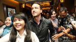 Sweet and Gentle! Genggaman Erat Hamish Daud pada Raisa