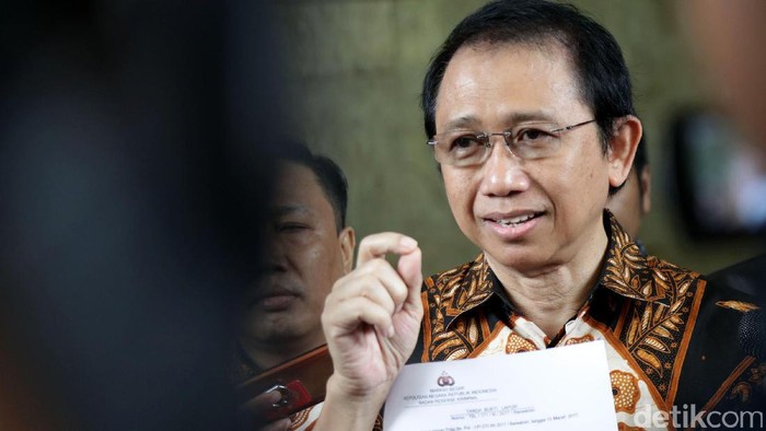 Mantan ketua DPR Marzuki Alie melaporkan dua terdakwa dugaan korupsi e-KTP, Irman dan Sugiharto serta Andi Narogong. Ia merasa dicatut soal kasus korupsi e-KTP.