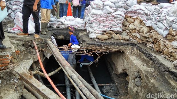 Cek Gorong-gorong, Sumarsono Kaget Lihat Kabel Semrawut