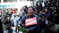 Pemakzulan Park ini menjadi pencapaian tersendiri bagi sebagian besar warga Korsel. Setelah selama tujuh pekan berturut-turut, sepanjang akhir tahun lalu, mereka ikut unjuk rasa besar-besaran memprotes dan menuntut Park mundur, kini hasilnya telah nyata. REUTERS/Kim Hong-Ji.