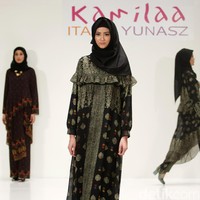 Koleksi Kamilaa by Itang Yunasz yang mengangkat tema Belanga Wastra di Pusat Grosir Blok B Tanah Abang. Jakarta. [Foto: Mohammad Abduh/Wolipop]