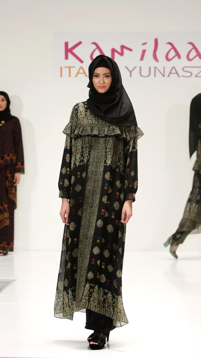 Koleksi Kamilaa by Itang Yunasz yang mengangkat tema Belanga Wastra di Pusat Grosir Blok B Tanah Abang. Jakarta. [Foto: Mohammad Abduh/Wolipop]