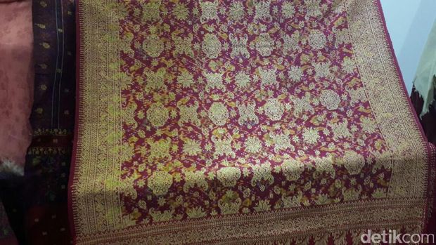 Songket benang emas Rp 100 juta