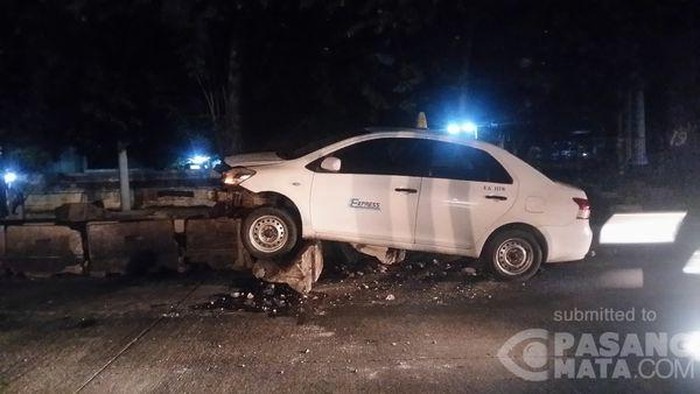 Lepas Kendali, Taksi Tabrak Separator Busway di Pondok Indah