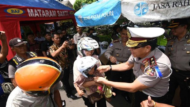 Pantau Operasi Simpatik di Jateng, Kakorlantas Bagikan Helm Gratis