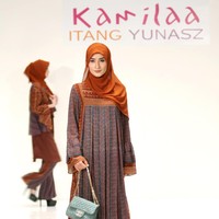 Koleksi Kamilaa by Itang Yunasz yang mengangkat tema Belanga Wastra di Pusat Grosir Blok B Tanah Abang. Jakarta. [Foto: Mohammad Abduh/Wolipop]