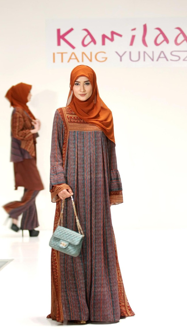 Koleksi Kamilaa by Itang Yunasz yang mengangkat tema Belanga Wastra di Pusat Grosir Blok B Tanah Abang. Jakarta. [Foto: Mohammad Abduh/Wolipop]