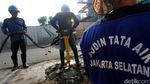 Aksi Pasukan Oranye dan Biru Bersihkan Gorong-gorong
