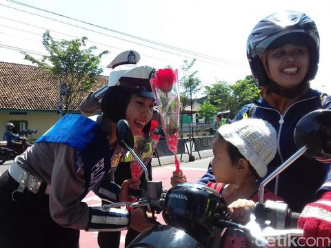 Polisi Karanganyar Ingatkan Para Ortu Pakaikan Anak Helm