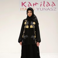 Koleksi Kamilaa by Itang Yunasz yang mengangkat tema Belanga Wastra di Pusat Grosir Blok B Tanah Abang. Jakarta. [Foto: Mohammad Abduh/Wolipop]