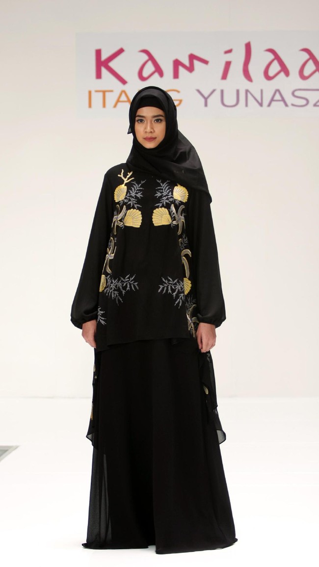 Koleksi Kamilaa by Itang Yunasz yang mengangkat tema Belanga Wastra di Pusat Grosir Blok B Tanah Abang. Jakarta. [Foto: Mohammad Abduh/Wolipop]