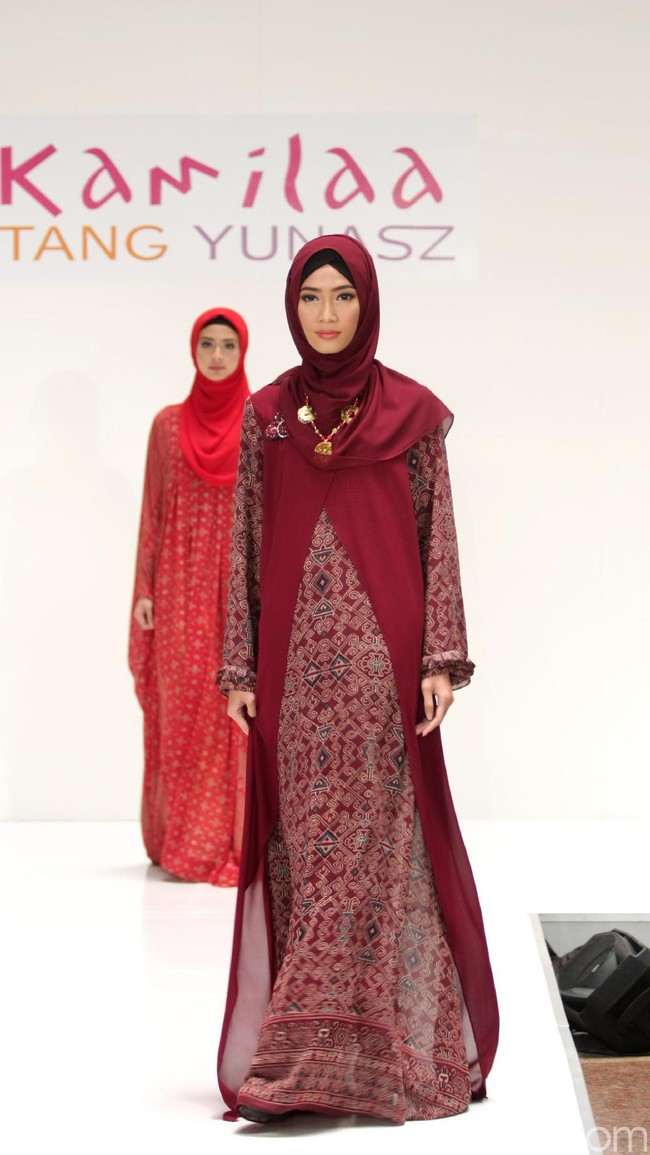 Koleksi Kamilaa by Itang Yunasz yang mengangkat tema Belanga Wastra di Pusat Grosir Blok B Tanah Abang. Jakarta. [Foto: Mohammad Abduh/Wolipop]