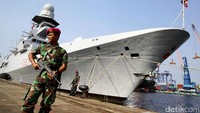 Kapal perang ITS Carabiniere F-593 bersandar di Pelabuhan Tanjung Priok, Jakarta Utara, Kamis (9/3/2017).