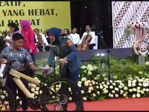 Saat Siswa SD Kegirangan Dapat Sepeda dari Istri Wapres JK