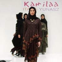 Koleksi Kamilaa by Itang Yunasz yang mengangkat tema Belanga Wastra di Pusat Grosir Blok B Tanah Abang. Jakarta. [Foto: Mohammad Abduh/Wolipop]