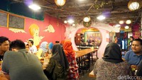 Babakaran ada di kawasan Jalan Juanda, Dago. Warung makan ini menyediakan aneka jenis sate seperti daging sapi, ayam, dan ikan.