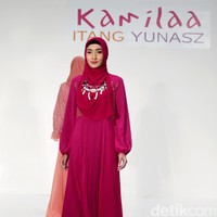 Koleksi Kamilaa by Itang Yunasz yang mengangkat tema Belanga Wastra di Pusat Grosir Blok B Tanah Abang. Jakarta. [Foto: Mohammad Abduh/Wolipop]