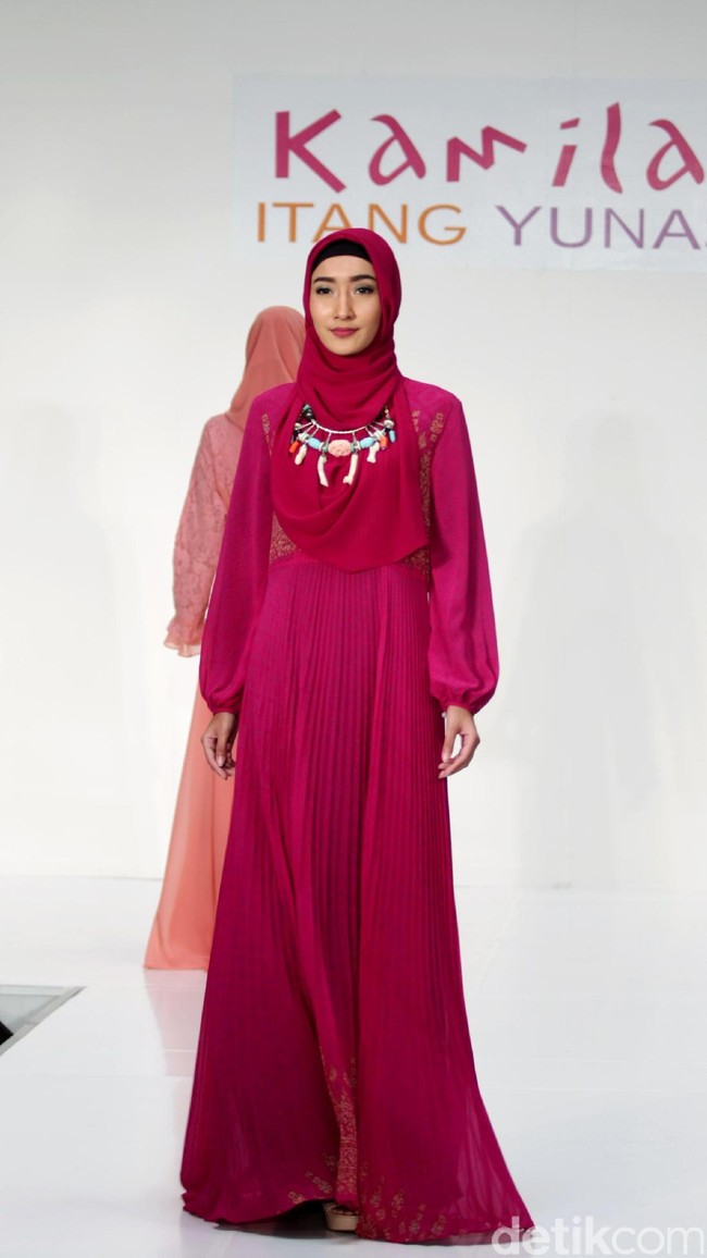 Koleksi Kamilaa by Itang Yunasz yang mengangkat tema Belanga Wastra di Pusat Grosir Blok B Tanah Abang. Jakarta. [Foto: Mohammad Abduh/Wolipop]