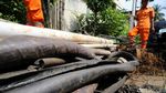 Kulit Kabel yang Sumbat Gorong-gorong di Jakarta