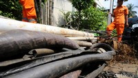 Sampah kulit kabel ditemukan menyumbat gorong-gorong di Jalan Gatot Subroto, Jakarta Selatan pada Sabtu 4 Maret 2017.
