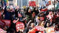 Ribuan warga menunggu sejak pagi di luar gedung mahkamah, demi mendengar langsung putusan itu. REUTERS/Kim Hong-Ji.