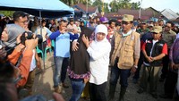 Dalam kesempatan tersebut Mensos menyerahkan santunan kepada ahli waris enam korban meninggal masing-masing sebesar Rp 15 juta dan dua orang korban luka berat yang masing-masing mendapat Rp 2,5 juta. Pool/dok. Kemensos.