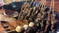 Sate kulitnya begitu kenyal dan juicy. Sementara potongan parunya empuk lembut, seafoodnya puaskan selera, dan telur puyuhnya gurih serta empuk.